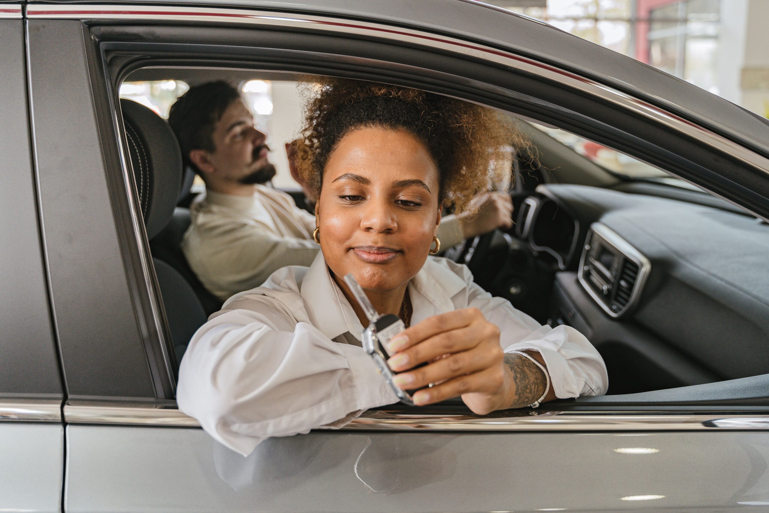 Una donna seduta in automobile tiene in mano le chiavi